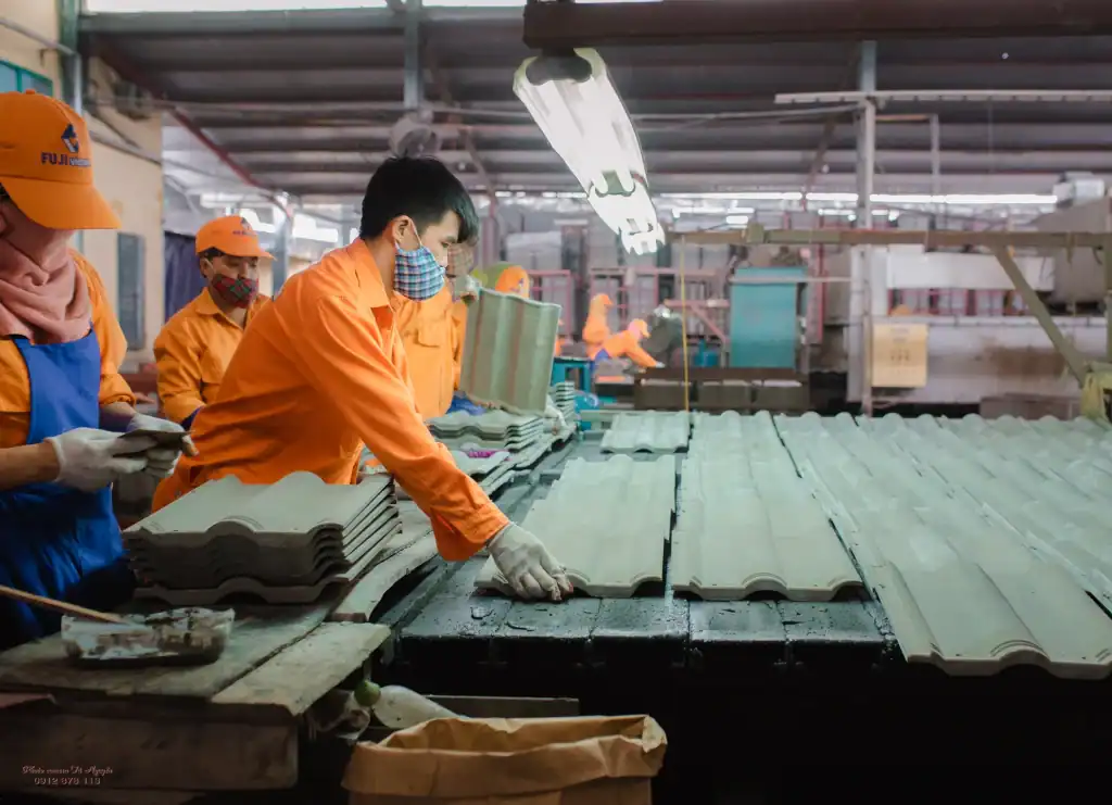 Ngói Xi Măng Màu Được Sản Xuất Như Thế Nào?